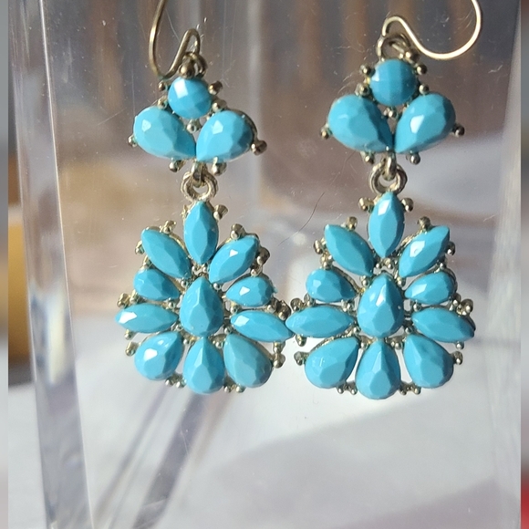 Avon  fuax Turquoise Floral Drop Earrings - Picture 6 of 16